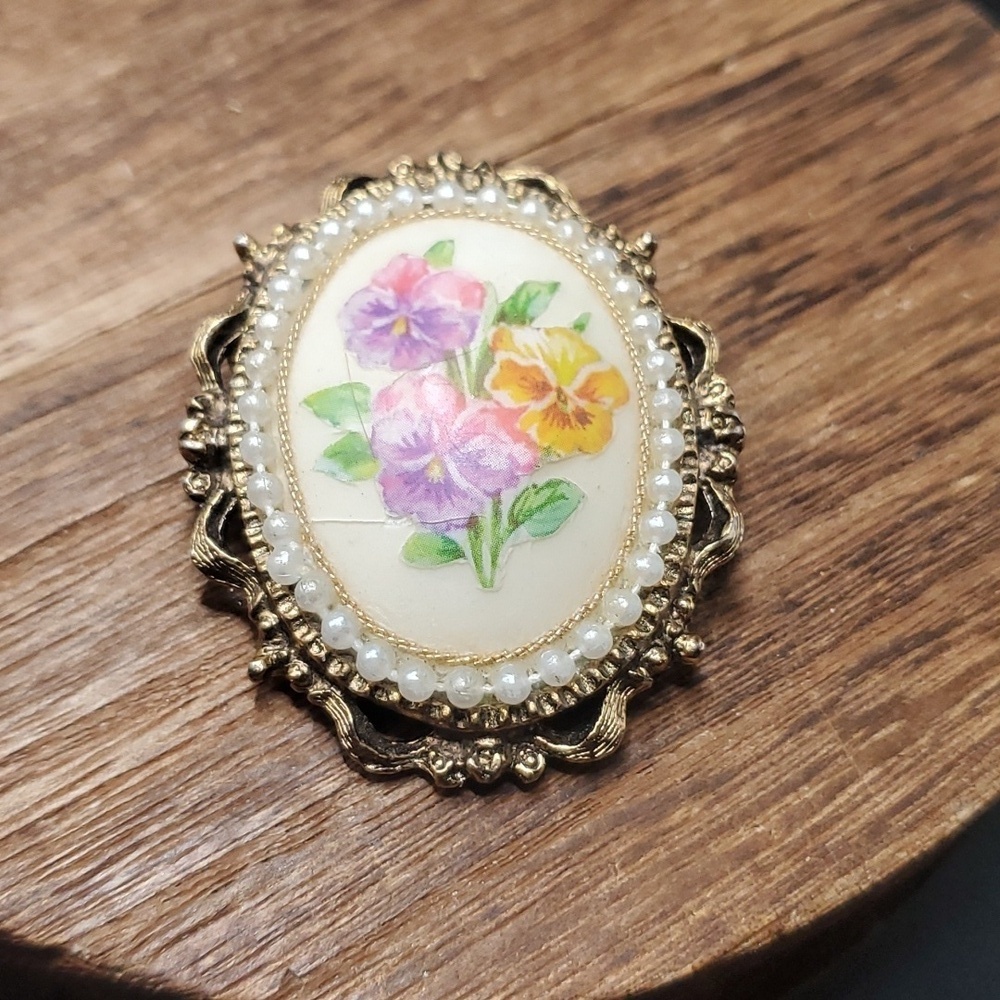 B809‎ stunning floral keepsake heirloom flower cameo brooch